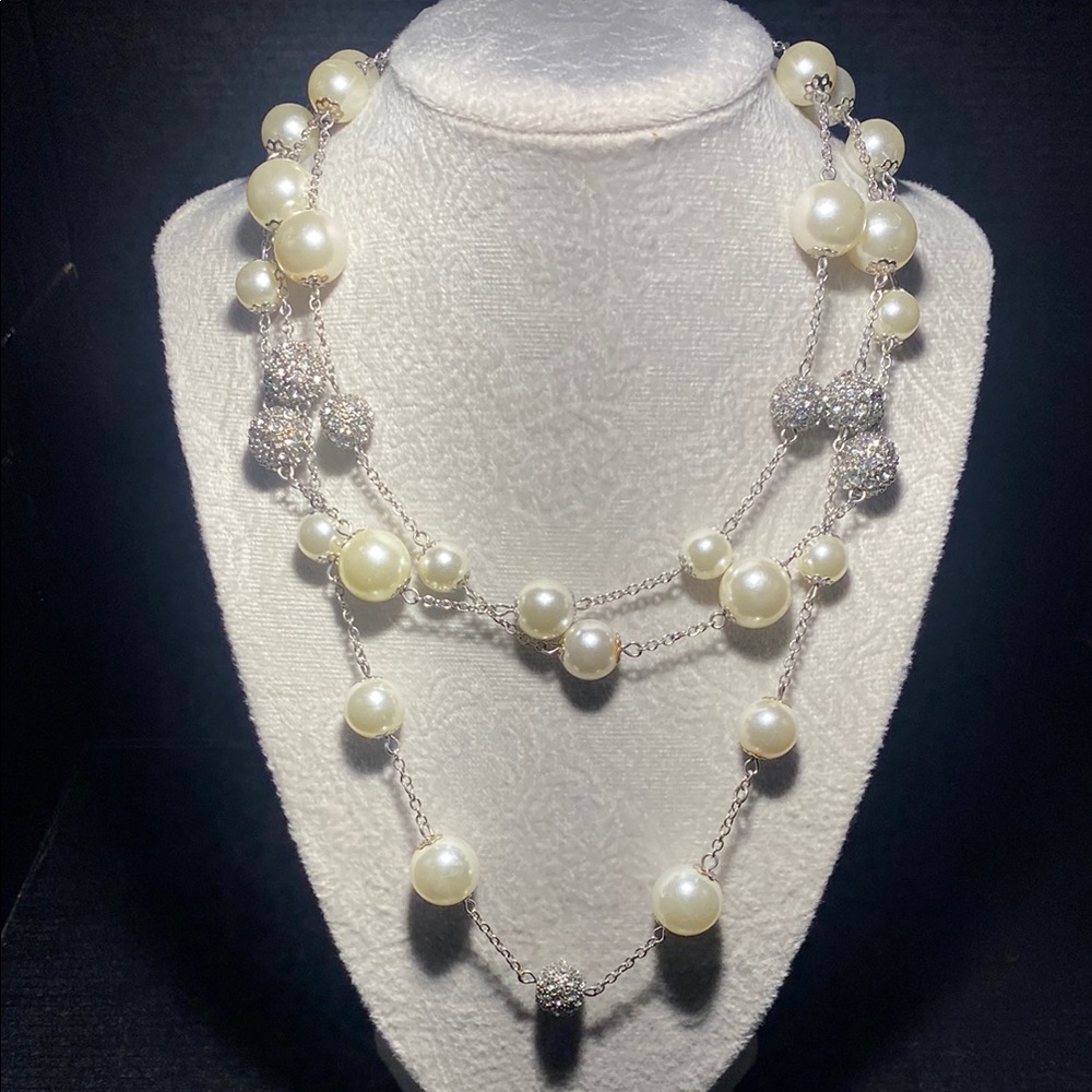 Elegant Silver and Cream Pearl Necklace